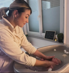 Bain enveloppé du nourrisson avec L'Ame et l'Autre de Noélie Heinrich. A domicile ou sur Montargis, Amilly, Orléans, Loiret 45 77 douceur bébé lien parents enveloppement