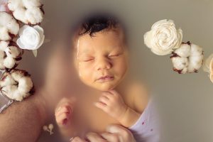 Bain enveloppé du nourrisson avec L'Ame et l'Autre de Noélie Heinrich. A domicile ou sur Montargis, Amilly, Orléans, Loiret 45 77 douceur bébé lien parents enveloppement