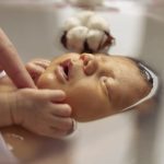 Bain enveloppé du nourrisson avec L'Ame et l'Autre de Noélie Heinrich. A domicile ou sur Montargis, Amilly, Orléans, Loiret 45 77 douceur bébé lien parents enveloppement