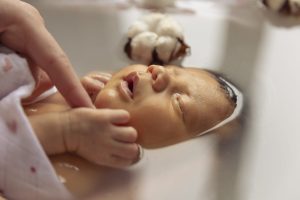 Bain enveloppé du nourrisson avec L'Ame et l'Autre de Noélie Heinrich. A domicile ou sur Montargis, Amilly, Orléans, Loiret 45 77 douceur bébé lien parents enveloppement