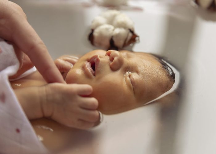 Bain enveloppé du nourrisson avec L'Ame et l'Autre de Noélie Heinrich. A domicile ou sur Montargis, Amilly, Orléans, Loiret 45 77 douceur bébé lien parents enveloppement