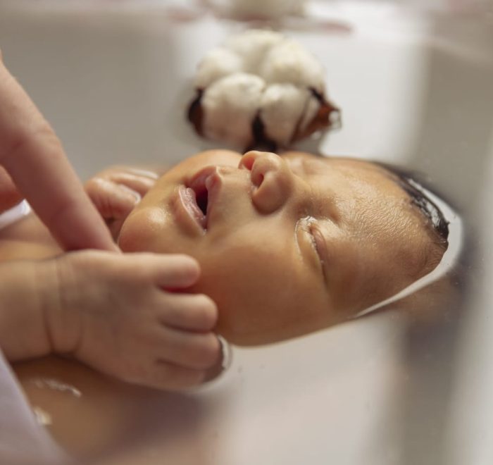 Bain enveloppé du nourrisson avec L'Ame et l'Autre de Noélie Heinrich. A domicile ou sur Montargis, Amilly, Orléans, Loiret 45 77 douceur bébé lien parents enveloppement