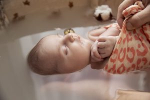 Bain enveloppé du nourrisson avec L'Ame et l'Autre de Noélie Heinrich. A domicile ou sur Montargis, Amilly, Orléans, Loiret 45 77 douceur bébé lien parents enveloppement