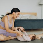 Baby-yoga yogakids avec L'Ame et l'Autre de Noélie Heinrich. A domicile ou sur Montargis, Amilly, Orléans, 45 77 89 coordination éveil schéma corporel émotions rythme