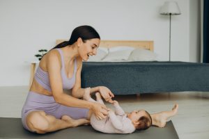 Baby-yoga yogakids avec L'Ame et l'Autre de Noélie Heinrich. A domicile ou sur Montargis, Amilly, Orléans, 45 77 89 coordination éveil schéma corporel émotions rythme