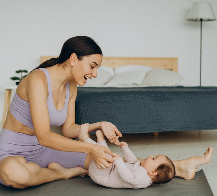 Baby-yoga yogakids avec L'Ame et l'Autre de Noélie Heinrich. A domicile ou sur Montargis, Amilly, Orléans, 45 77 89 coordination éveil schéma corporel émotions rythme